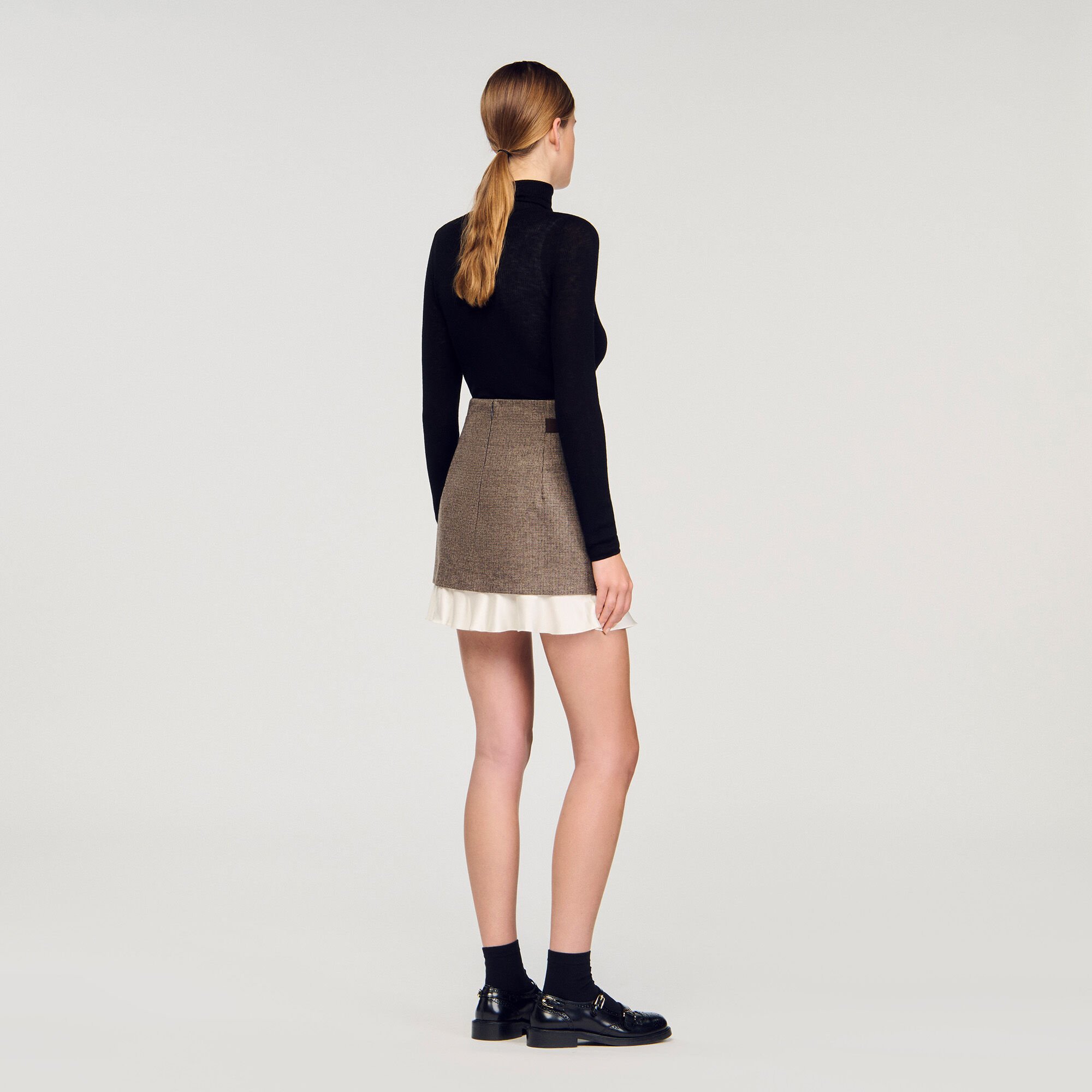 Short skirt with frill and belt