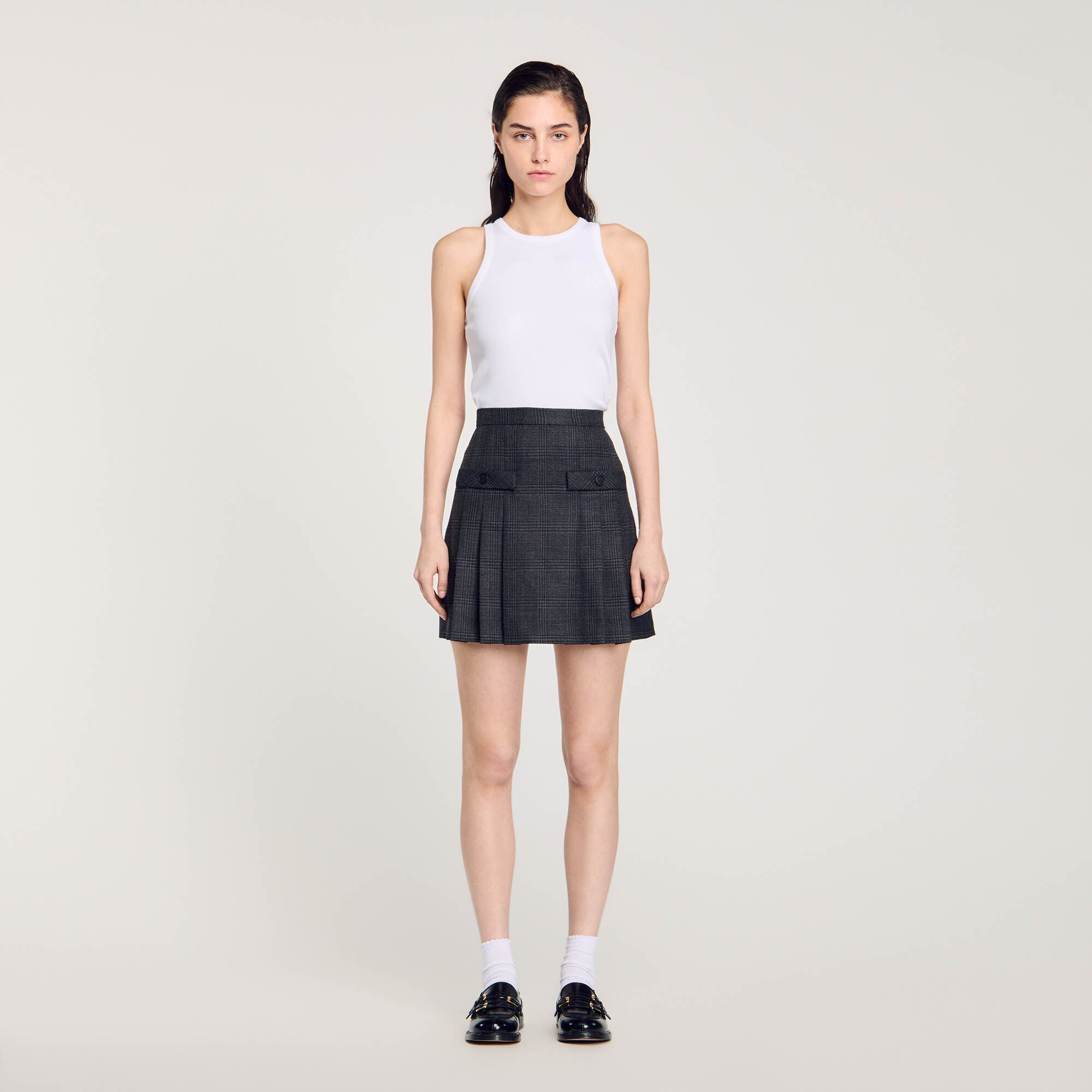 Check pleated skirt outlet