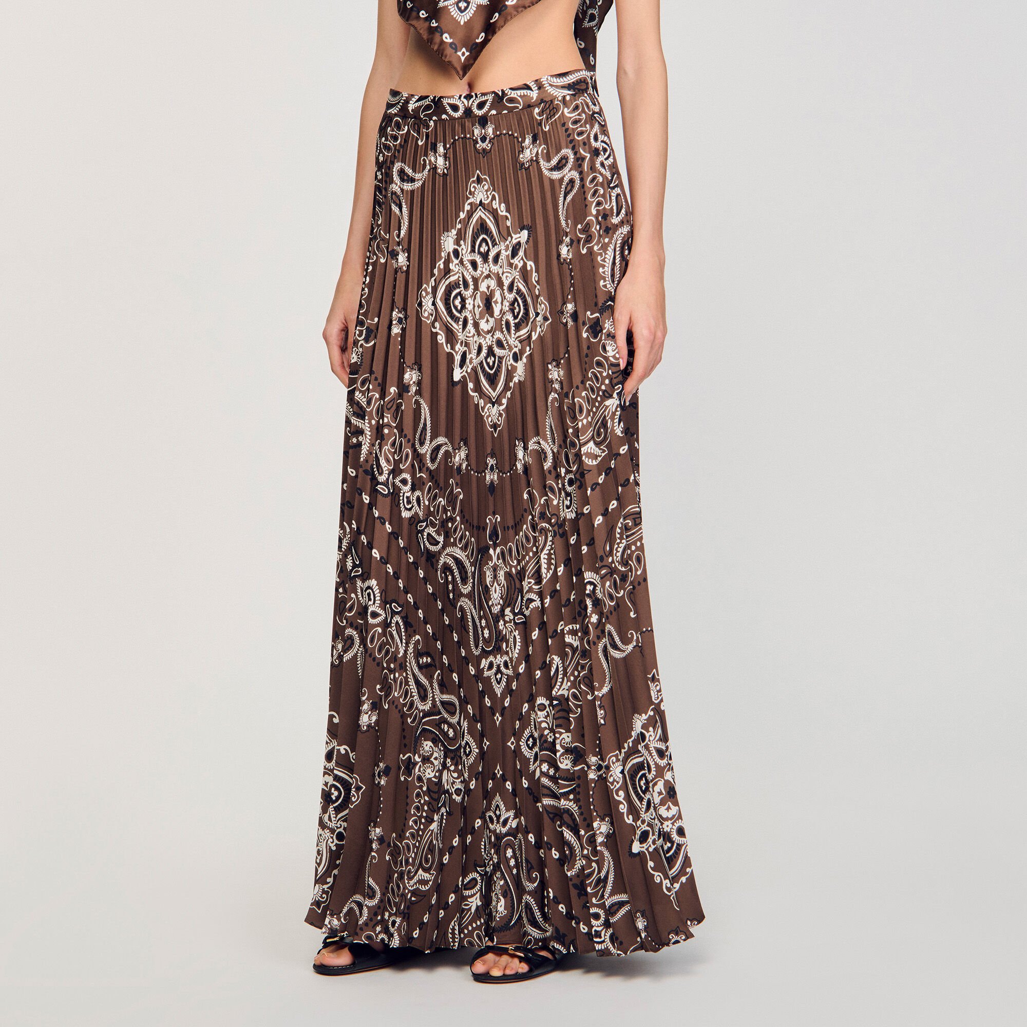 Pleated maxi skirt with bandana motif.