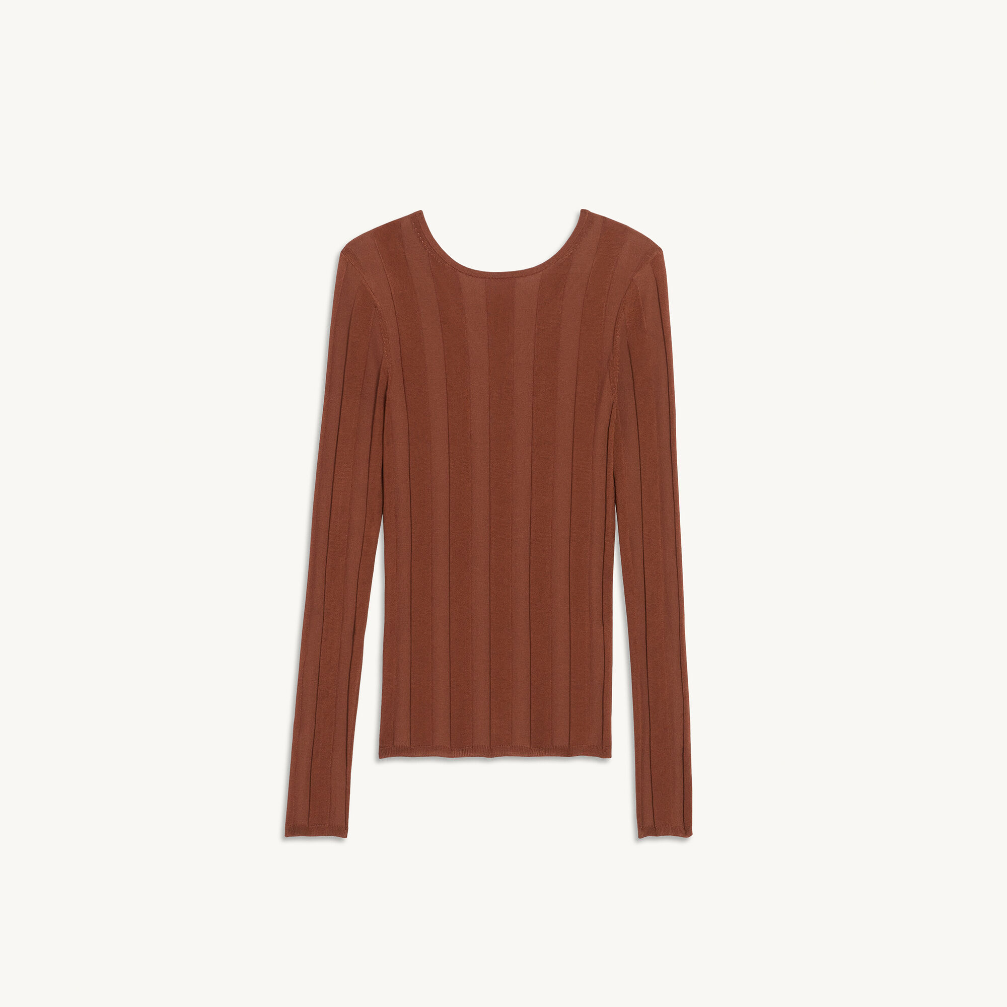 Sweater with twist and ring at the back
