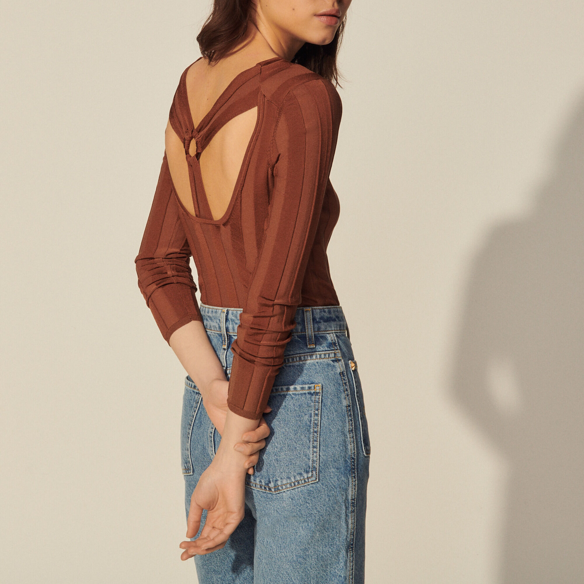 Sweater with twist and ring at the back