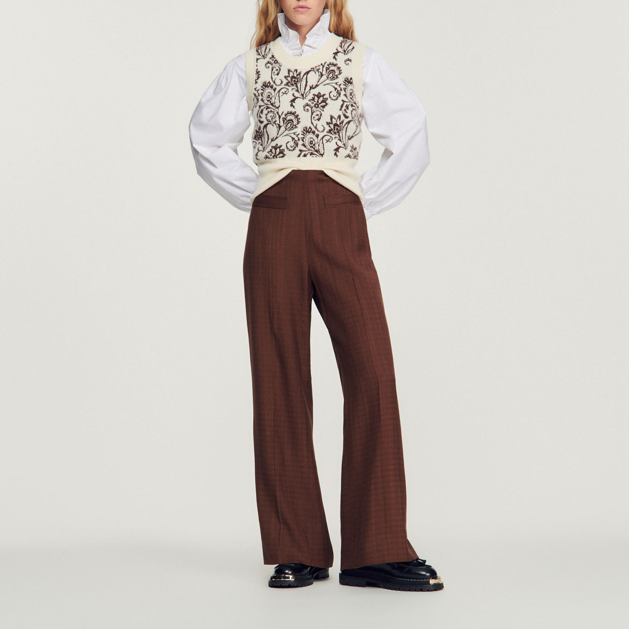Sleeveless sweater with paisley print