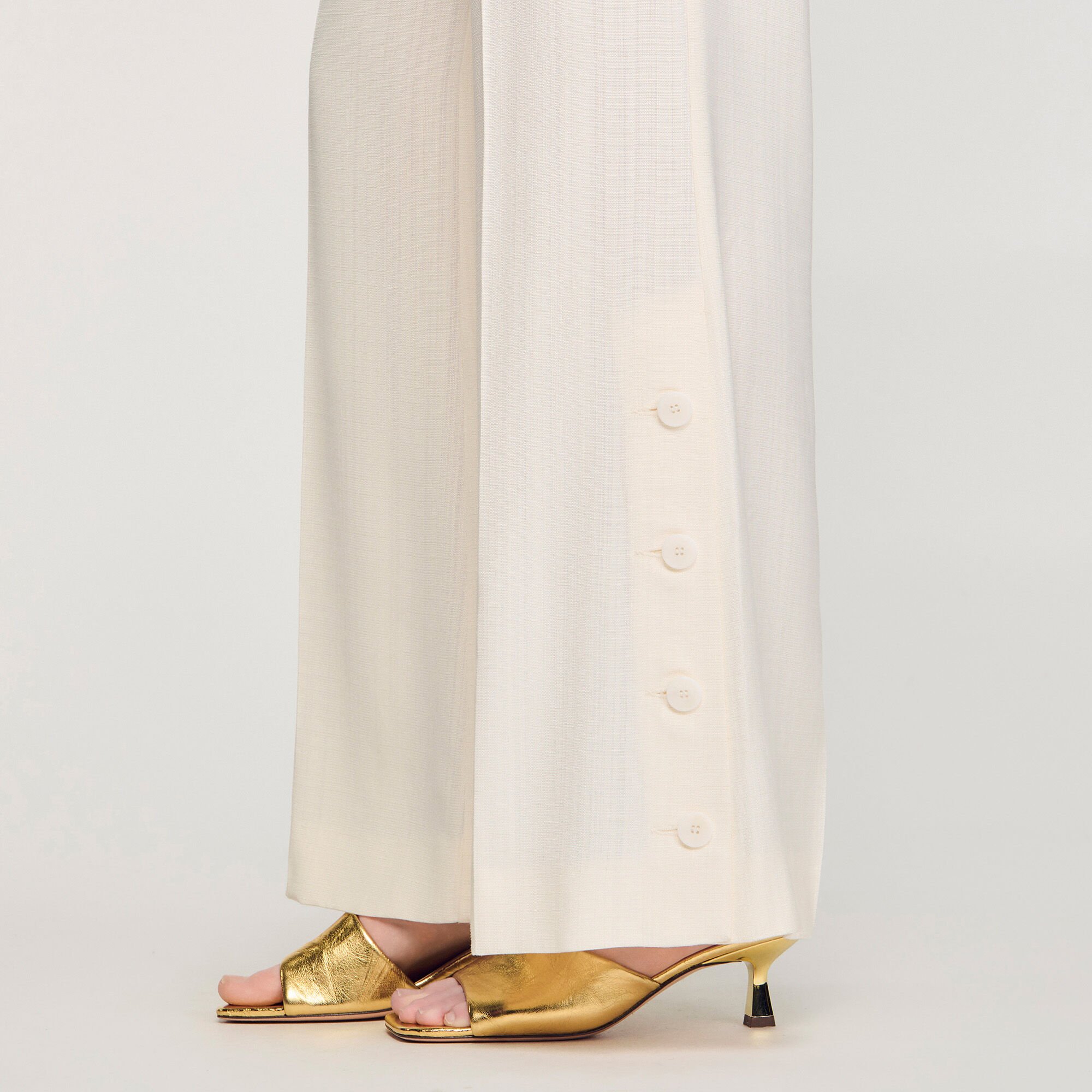 Buttoned-slit straight-leg trousers