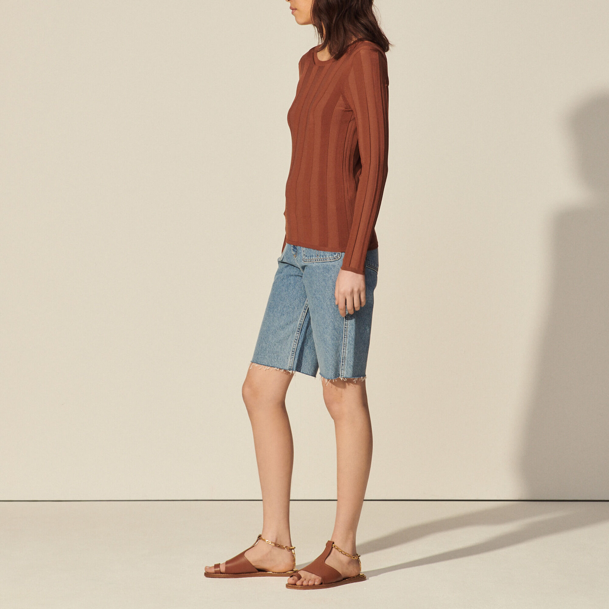 Sweater with twist and ring at the back