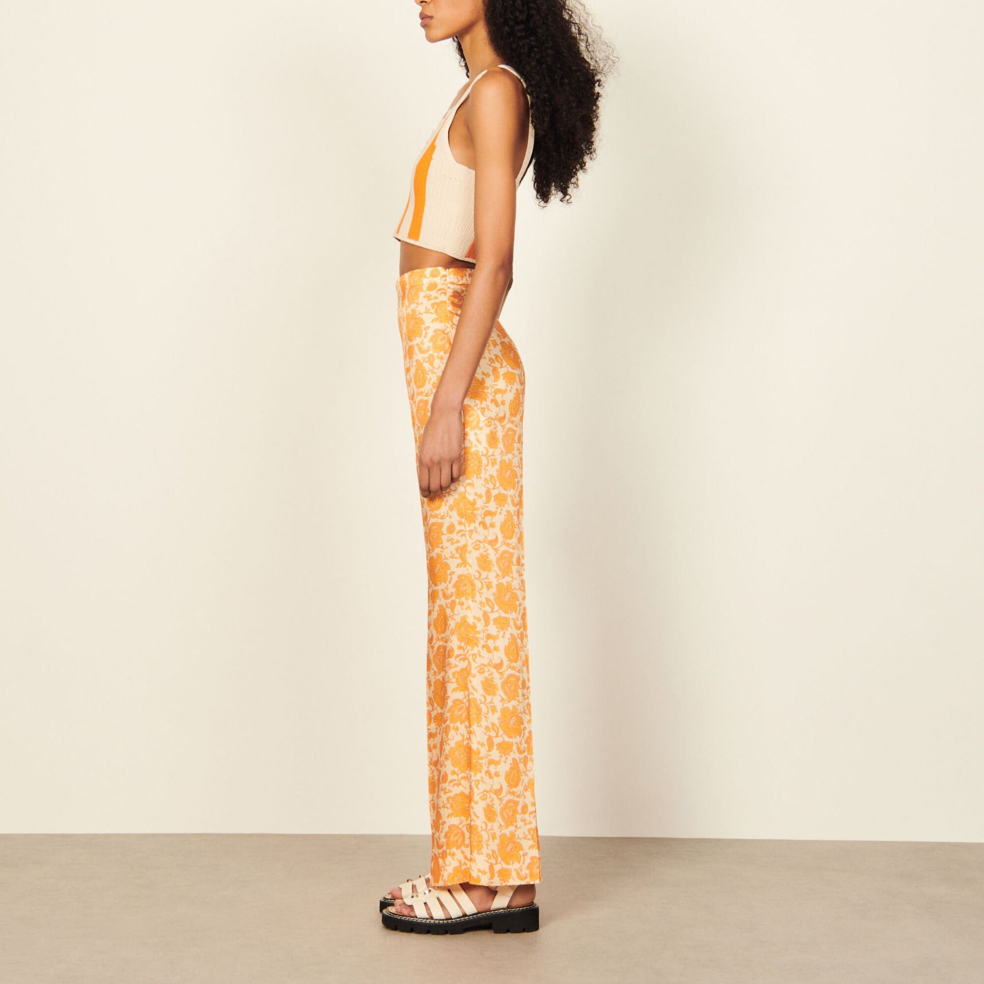 Loose-fitting printed trousers