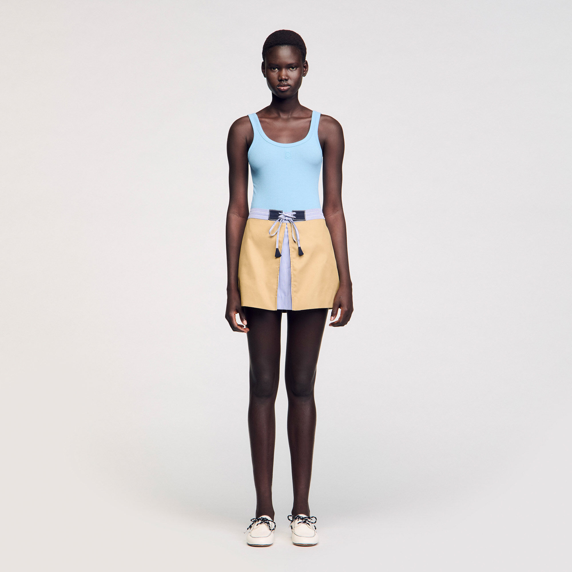 Short dual-material skirt