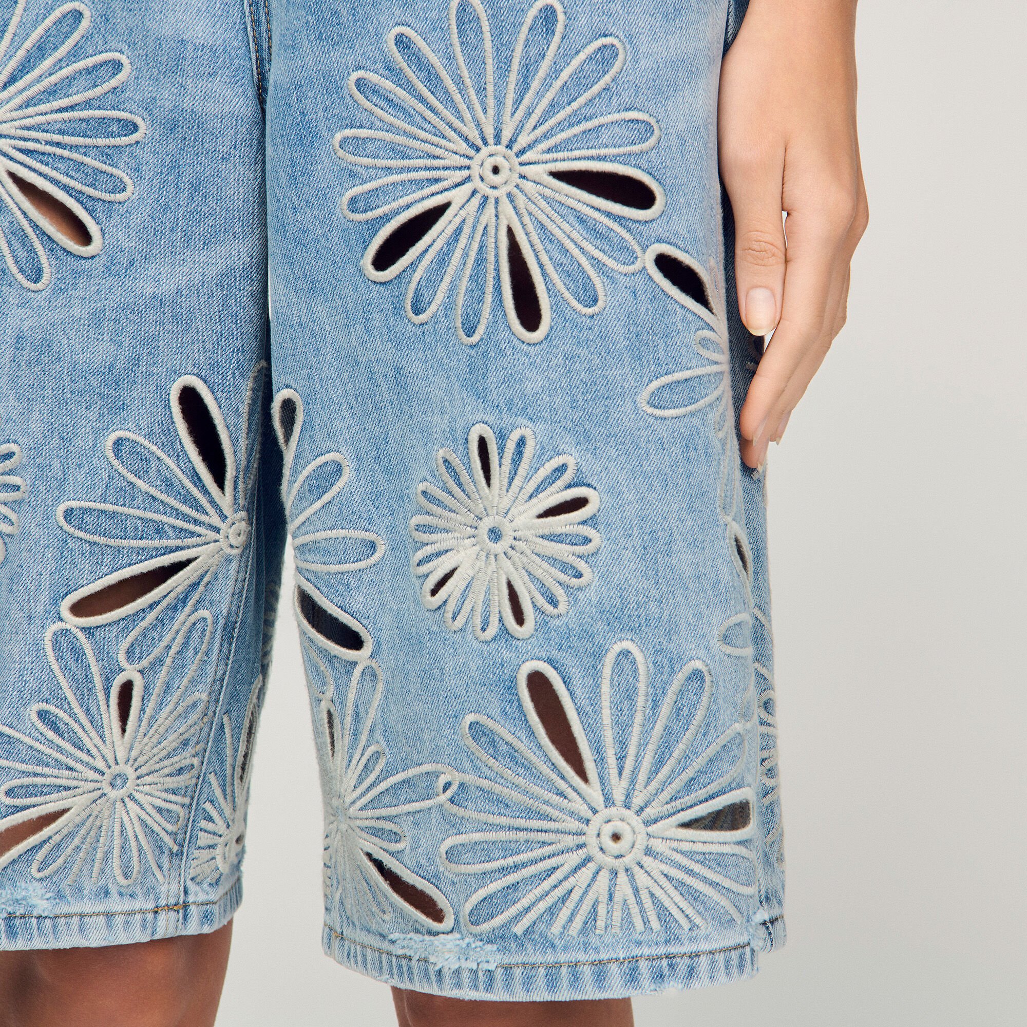 Embroidered Bermuda shorts