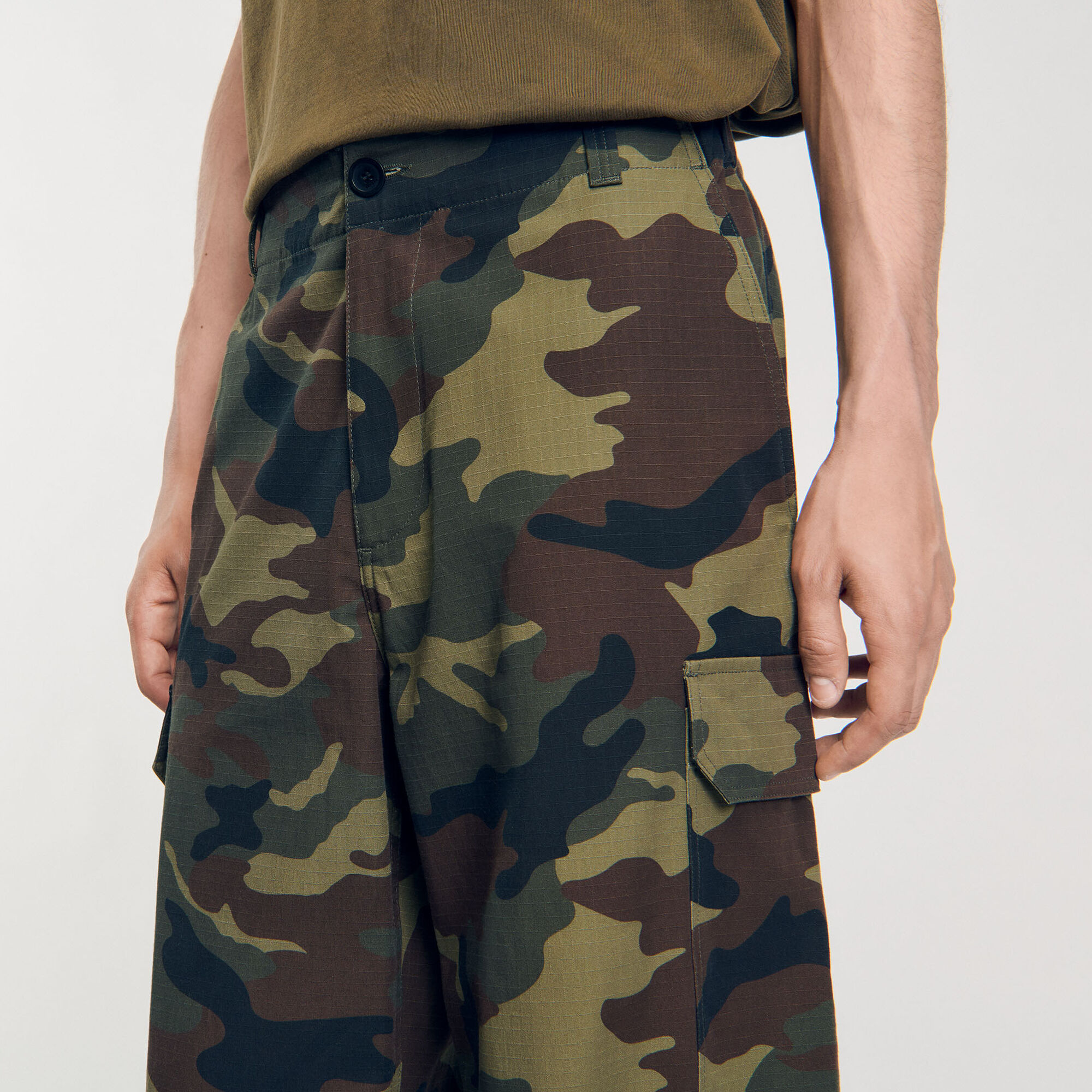 Camouflage cargo trousers