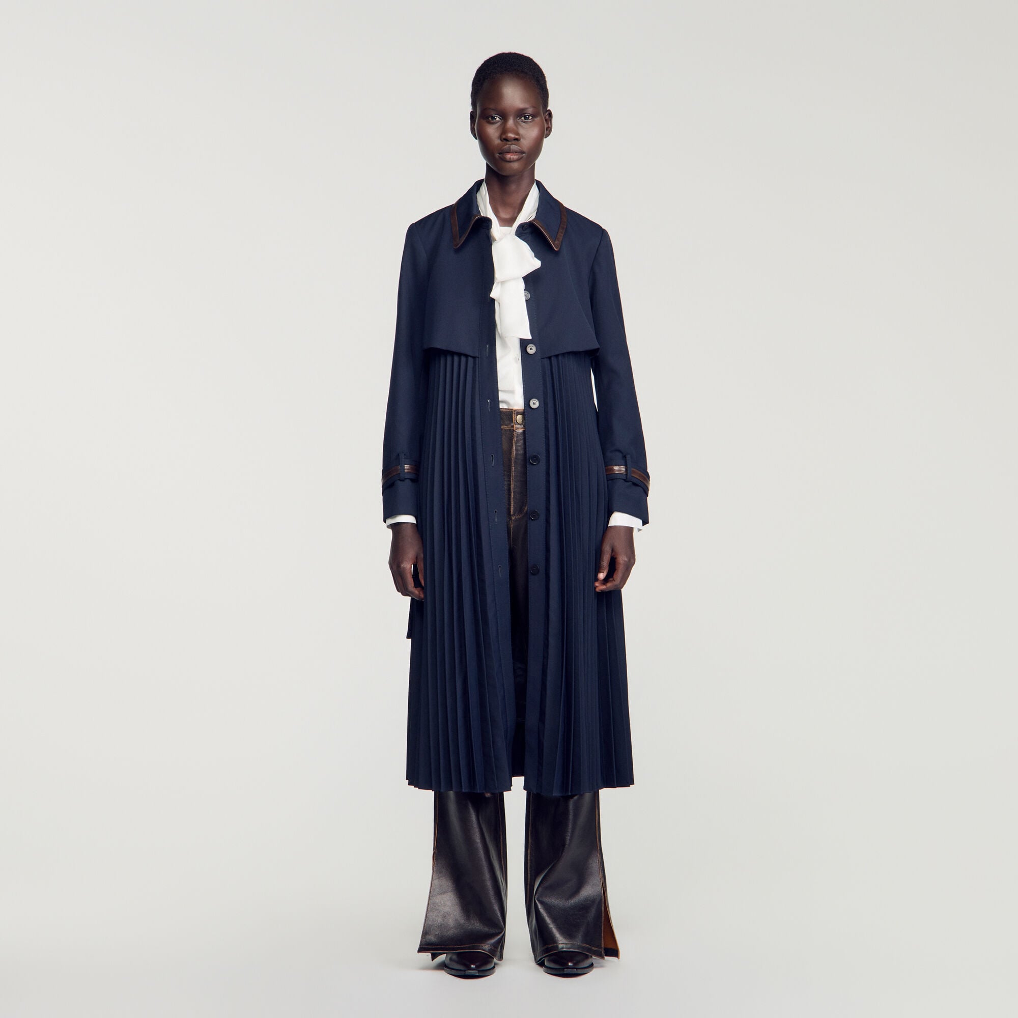 Trench with pleated leather collar