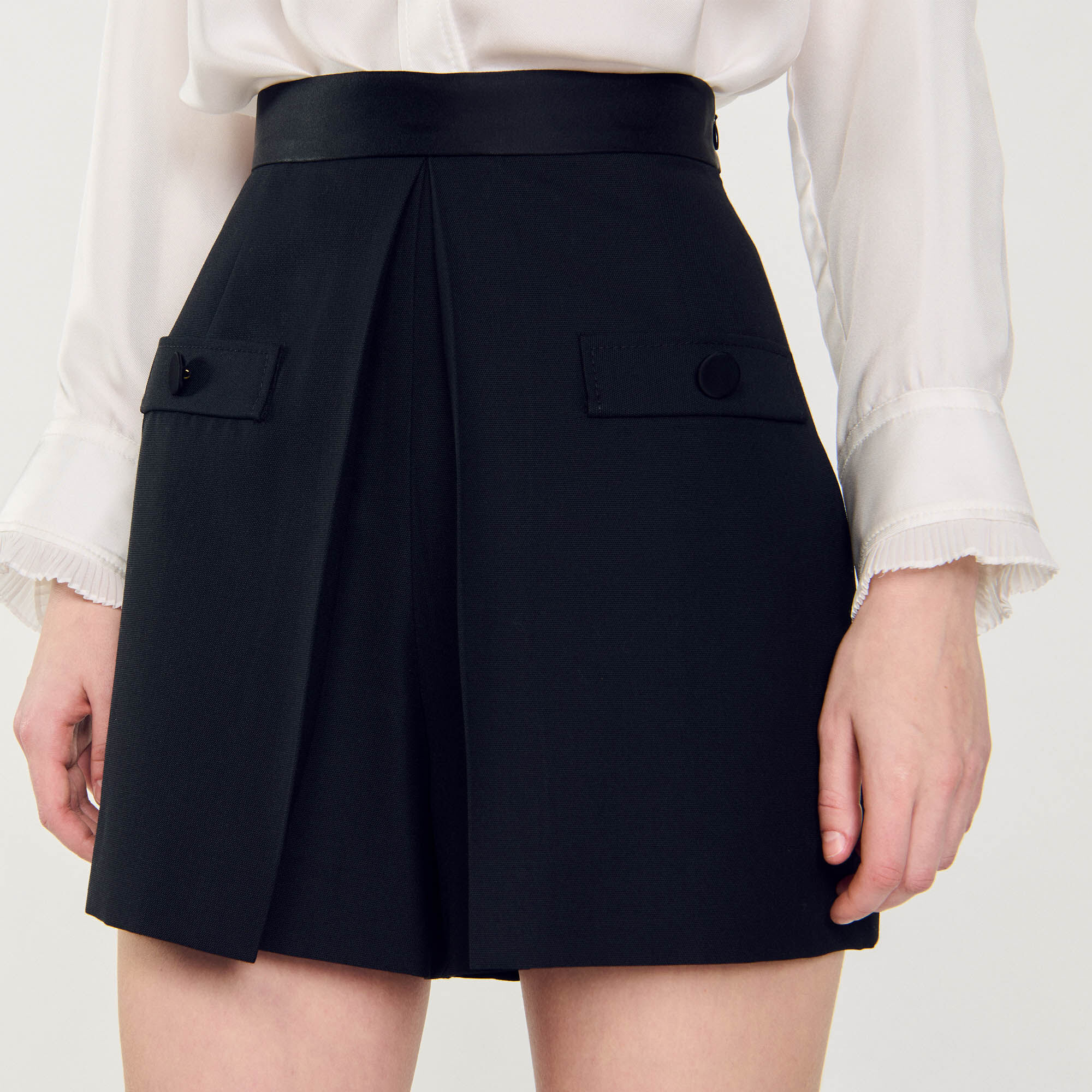 High-waisted shorts with buttons