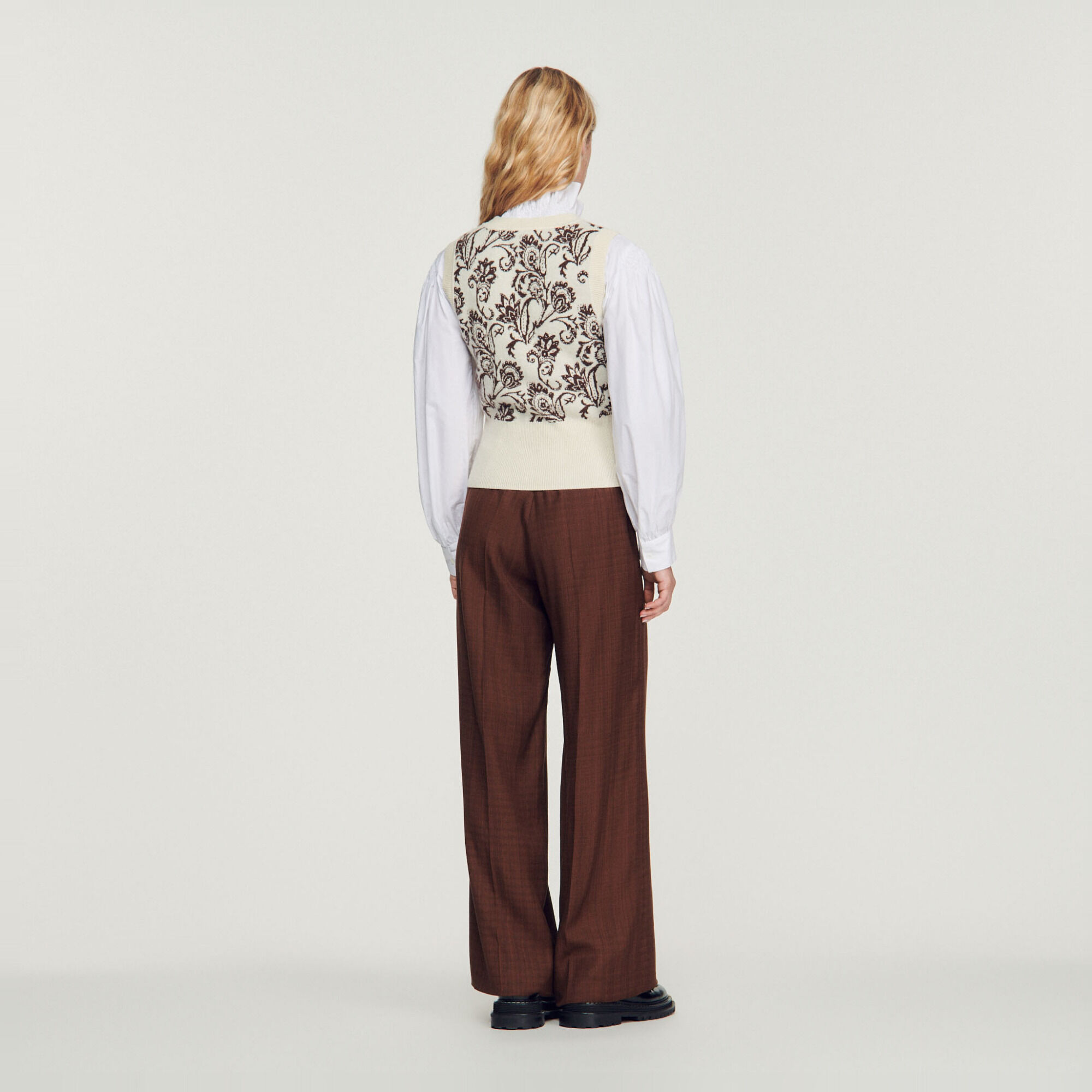 Sleeveless sweater with paisley print