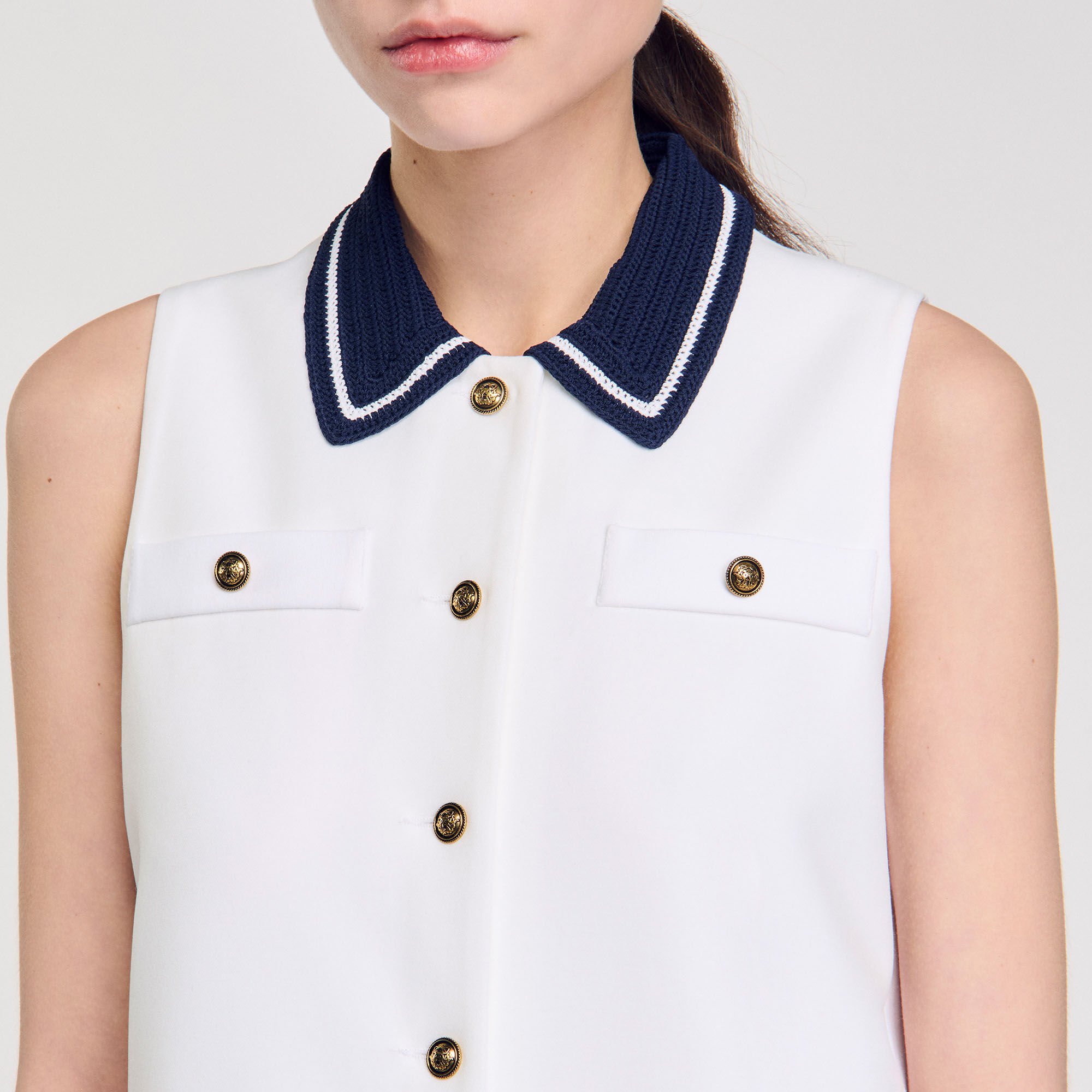 Short dress with contrasting collar