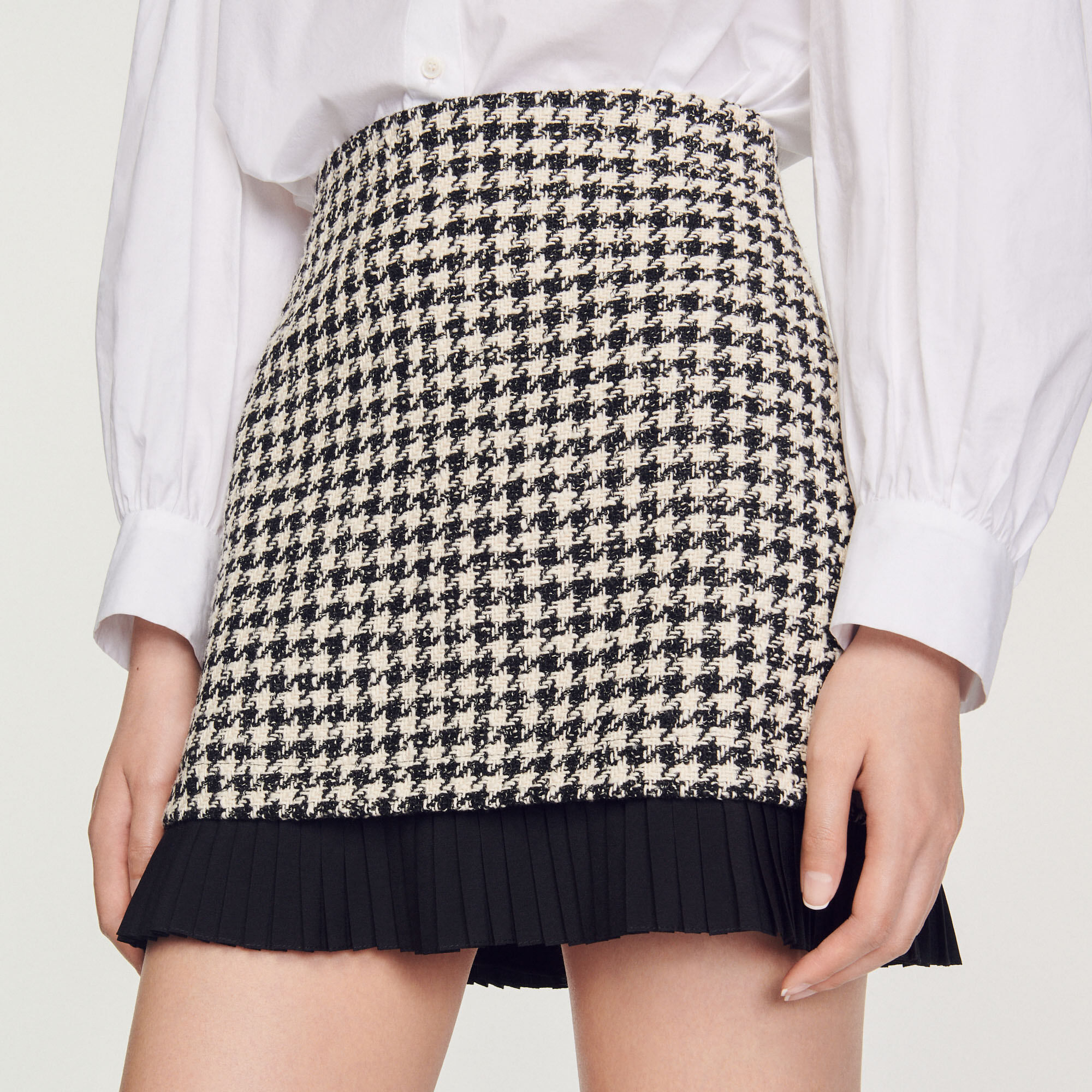 Short houndstooth tweed skirt