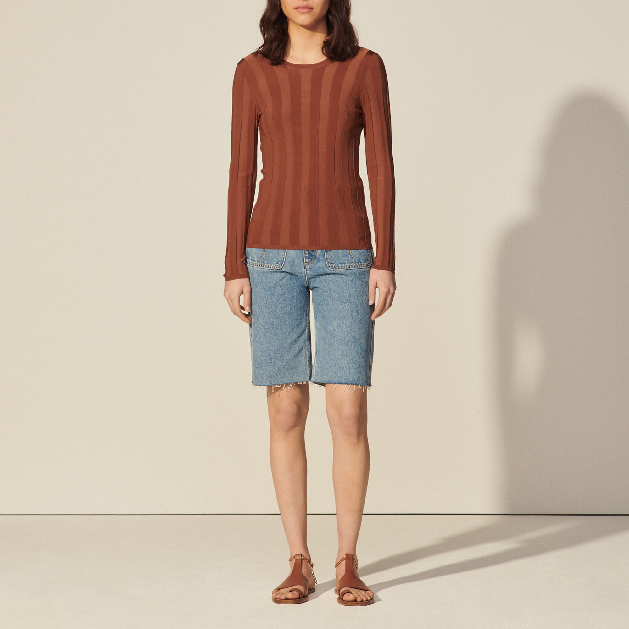 Sweater with twist and ring at the back