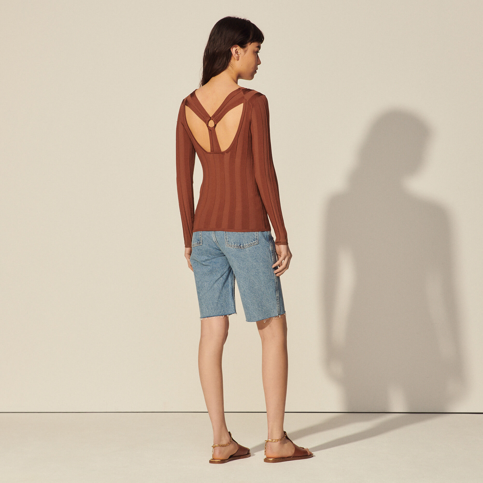 Sweater with twist and ring at the back
