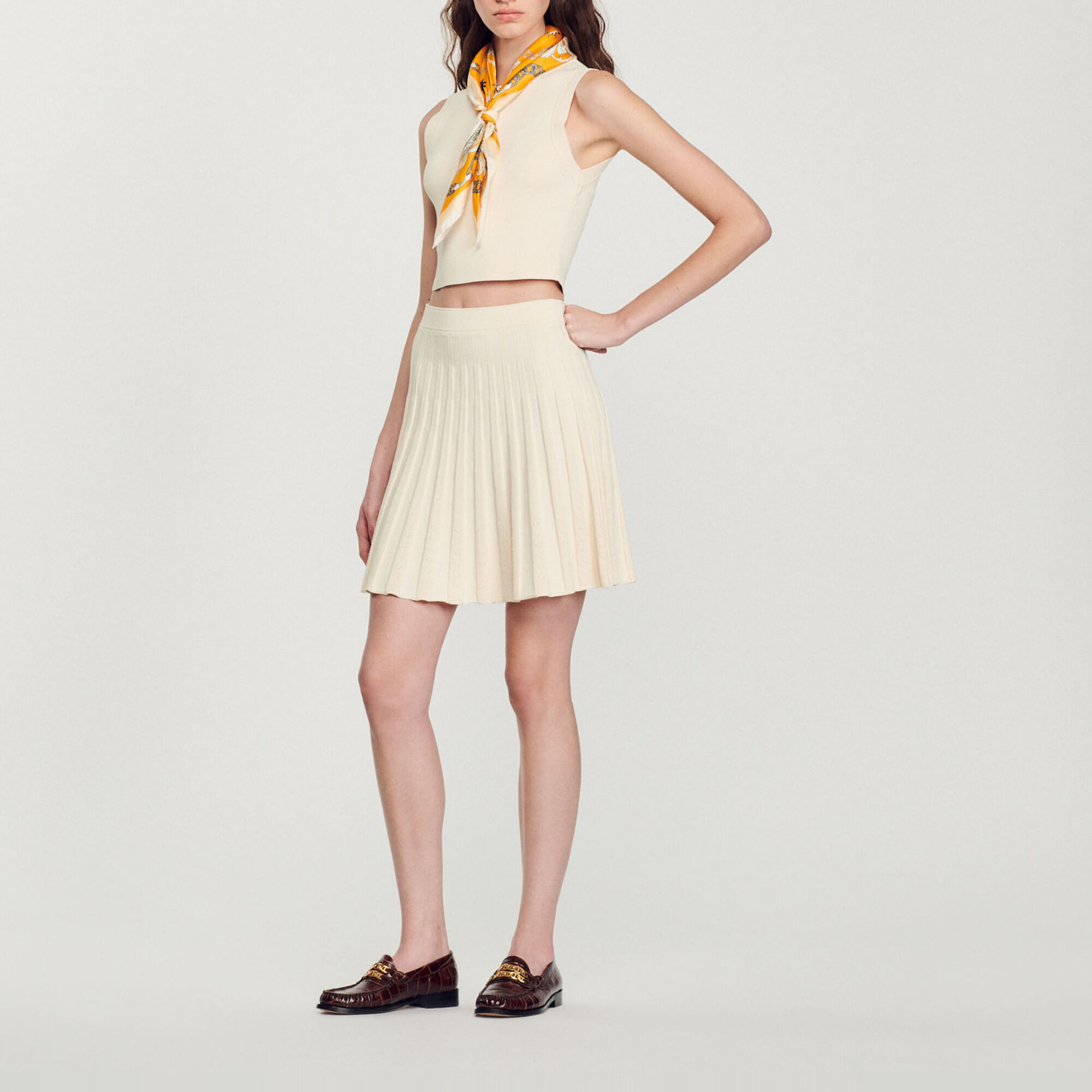 Short pleated knit skirt