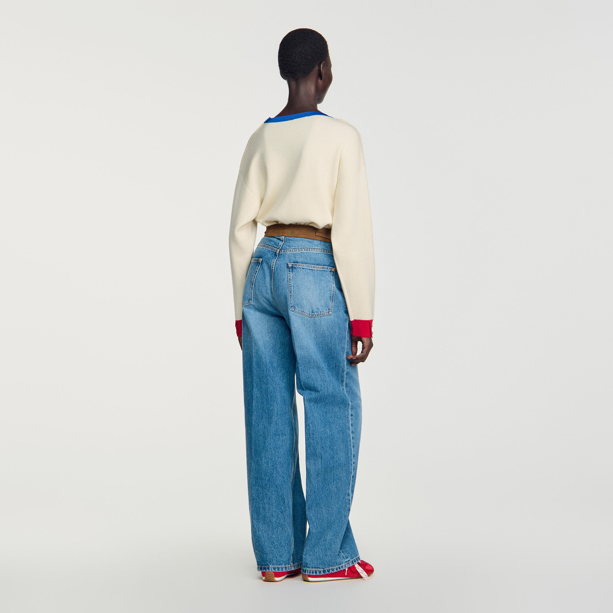 Straight jeans with leather belt