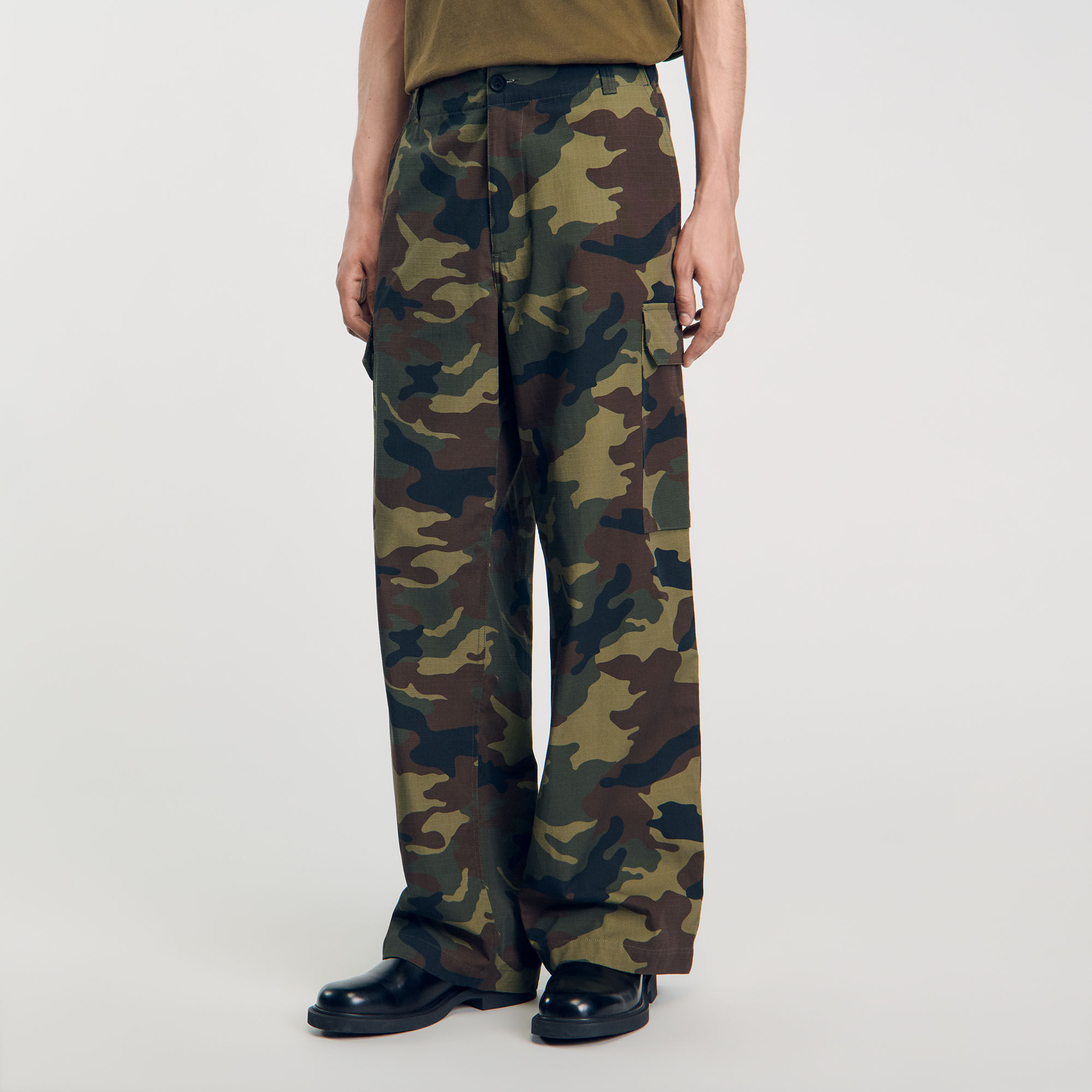 Camouflage cargo trousers