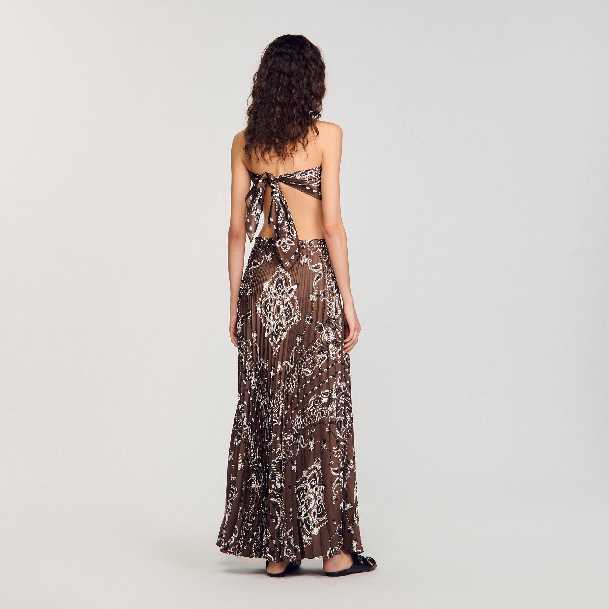 Pleated maxi skirt with bandana motif.