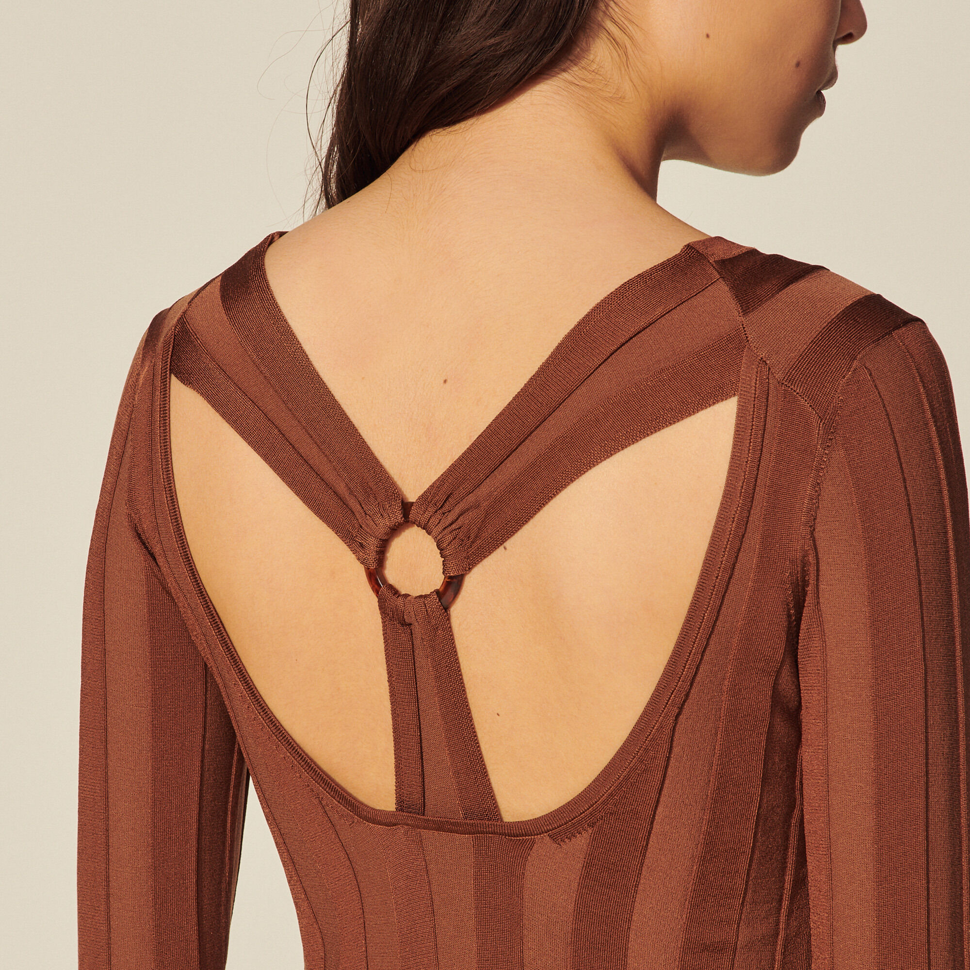 Sweater with twist and ring at the back