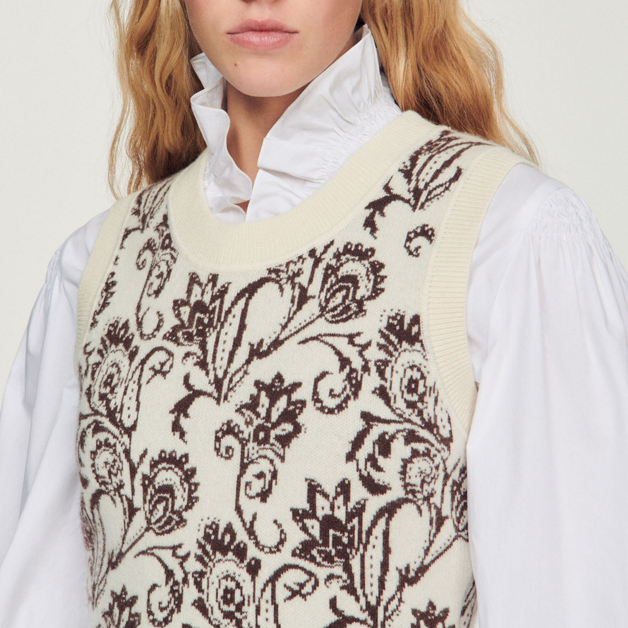 Sleeveless sweater with paisley print