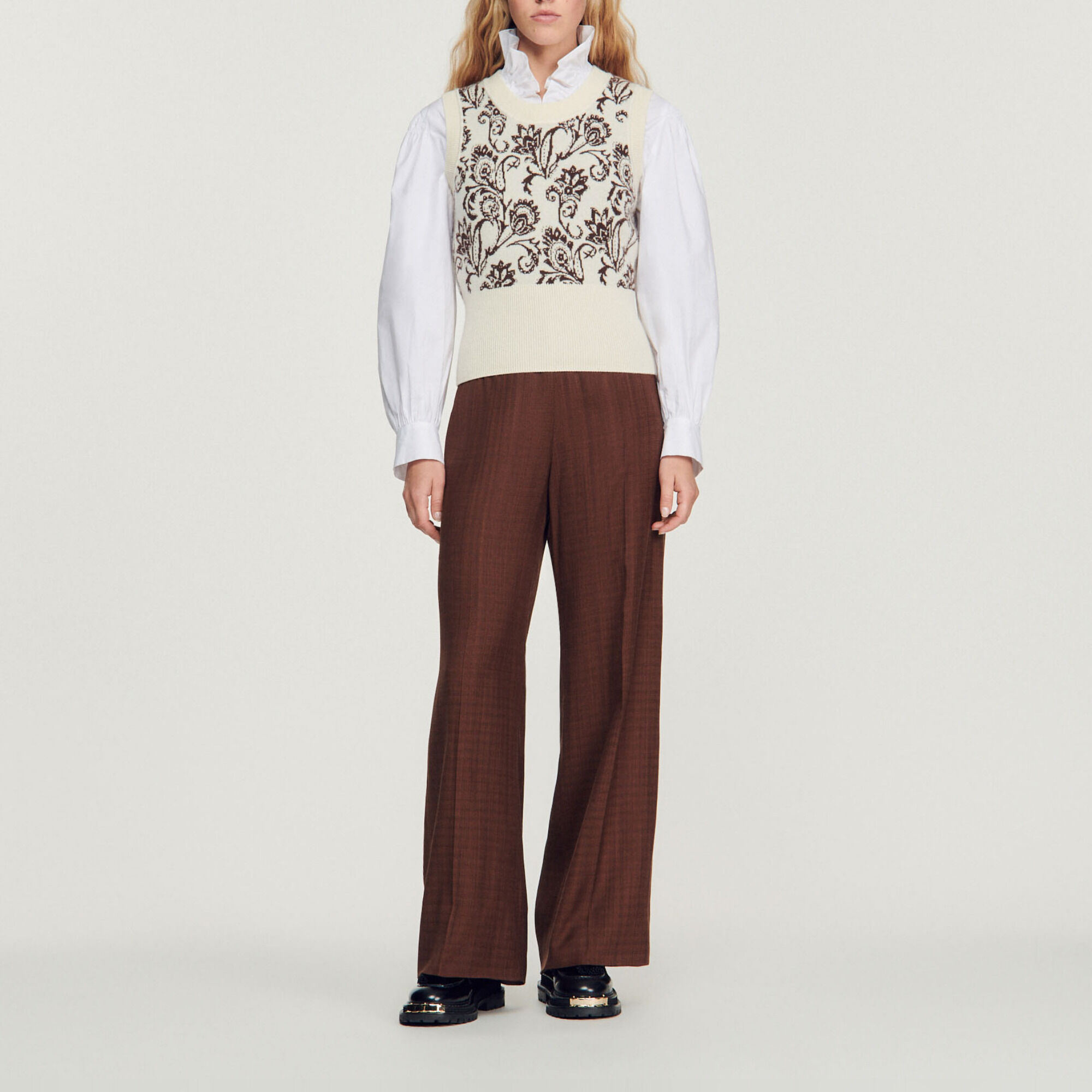 Sleeveless sweater with paisley print