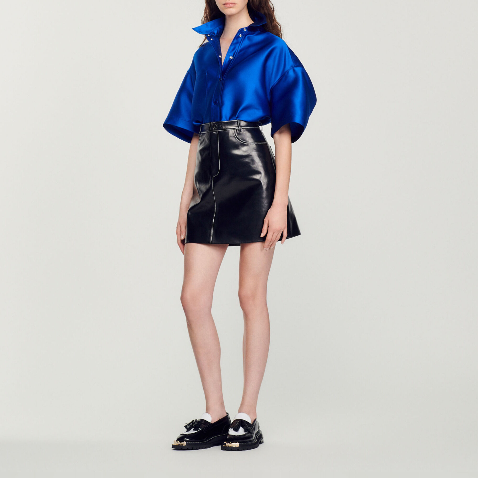 Short topstitched leather skirt