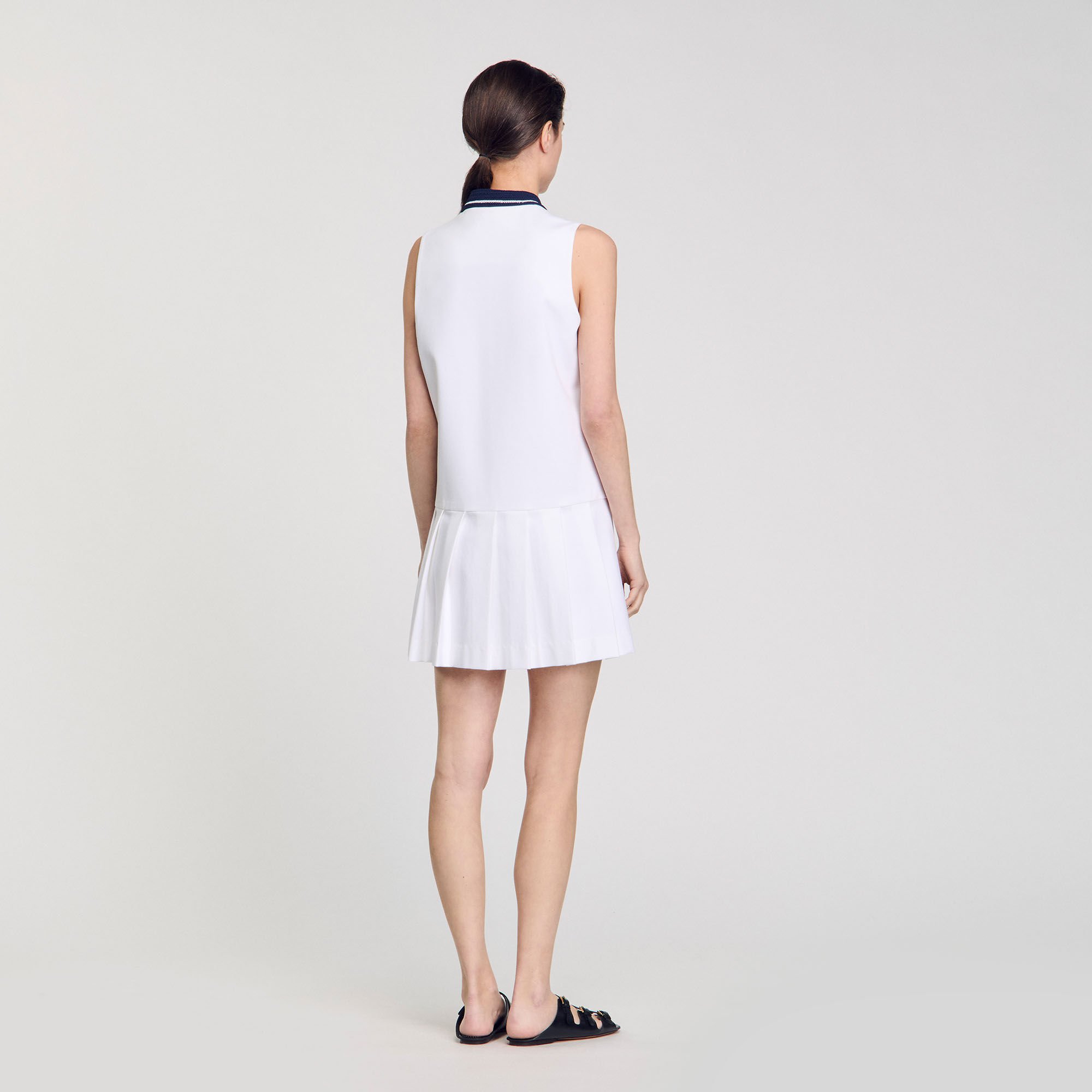 Short dress with contrasting collar