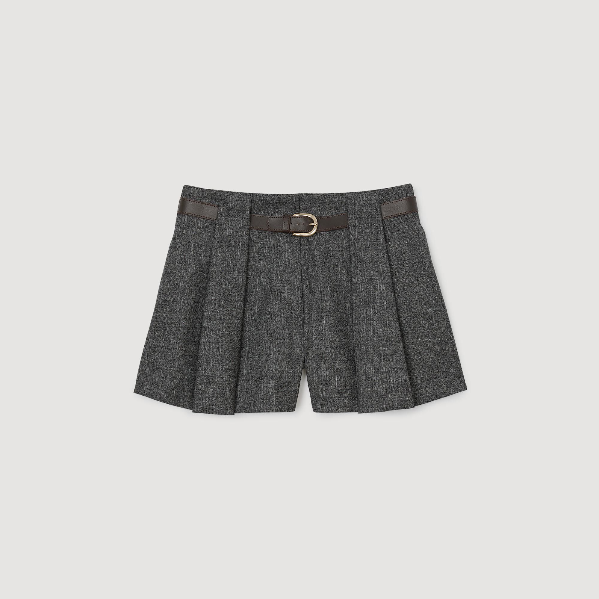 Pleated shorts with belt