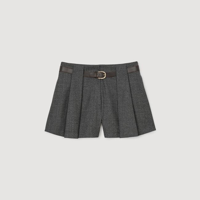 Pleated shorts with belt