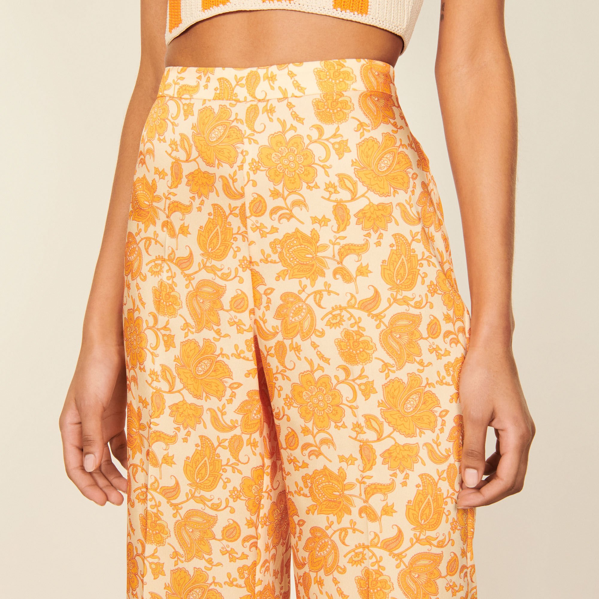 Loose-fitting printed trousers