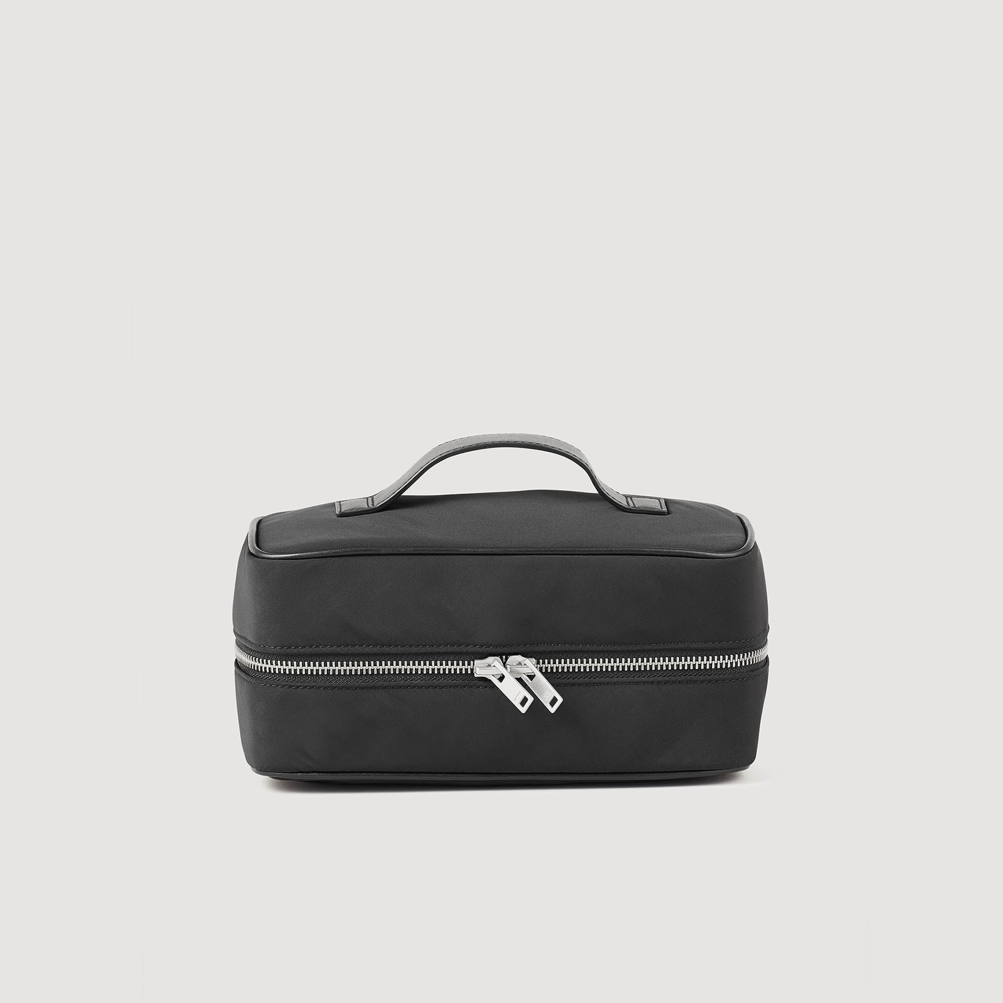 Nylon bag with leather outlet handles