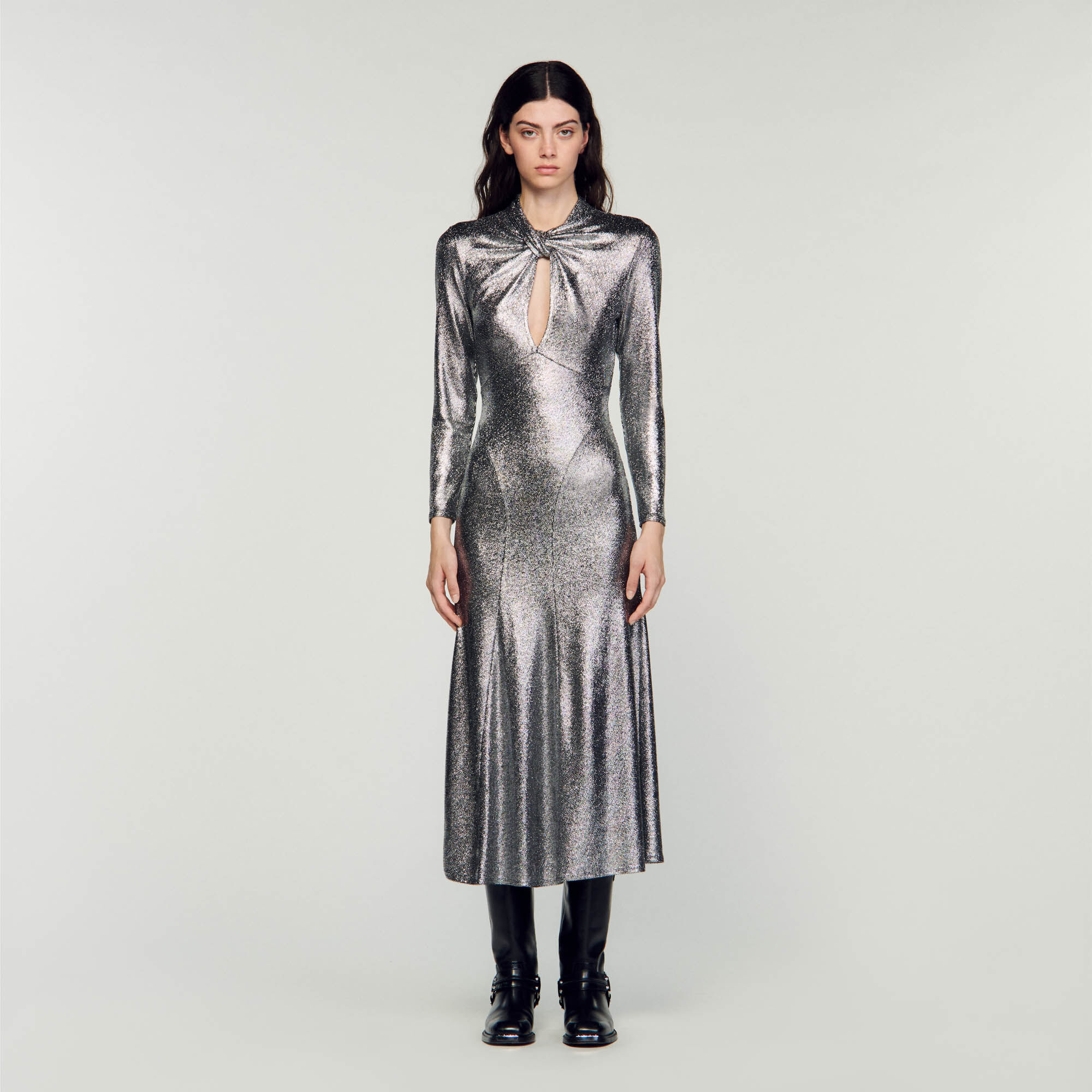 Metallic neck piece outlet