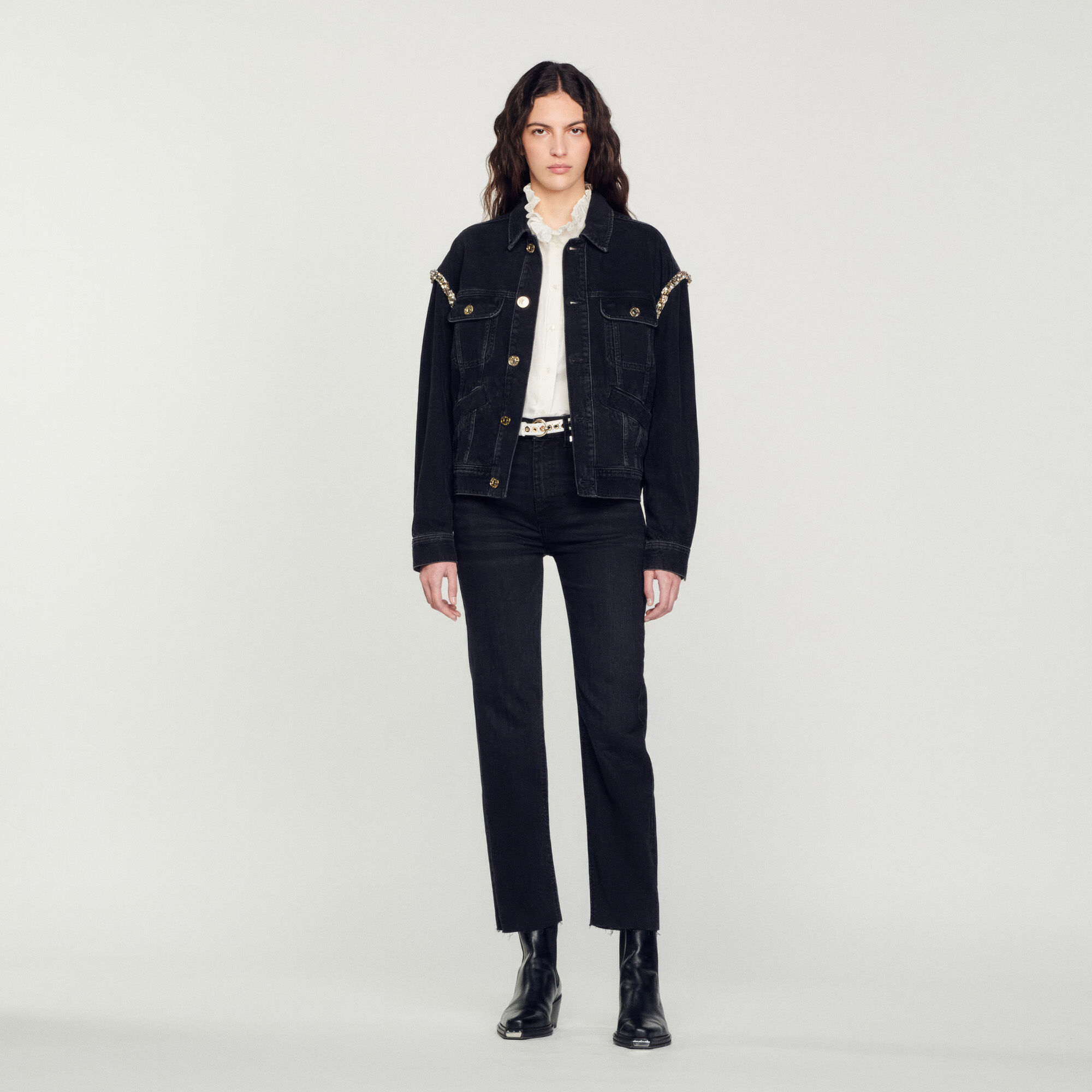Straight cut jeans with raw edges